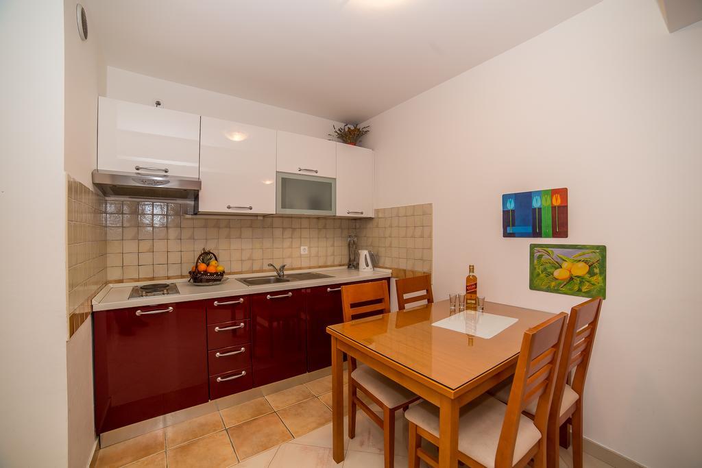 Apartments Kristina Макарска Екстериор снимка