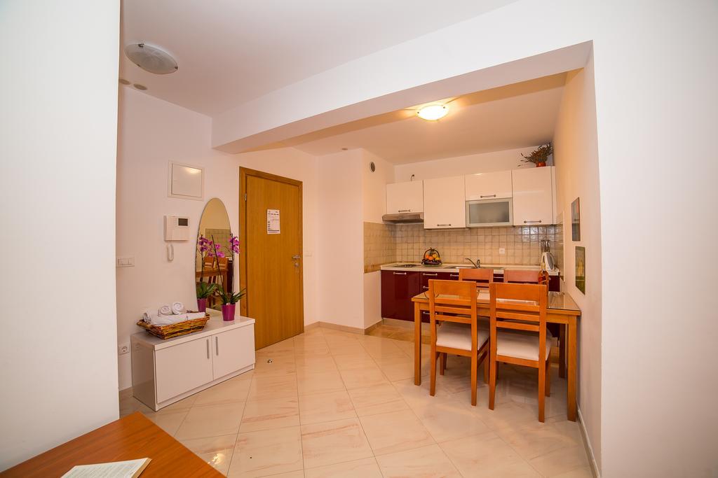 Apartments Kristina Макарска Екстериор снимка