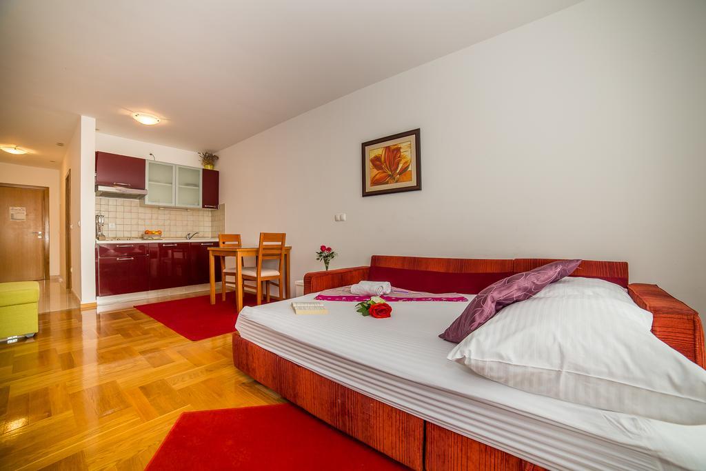 Apartments Kristina Макарска Екстериор снимка